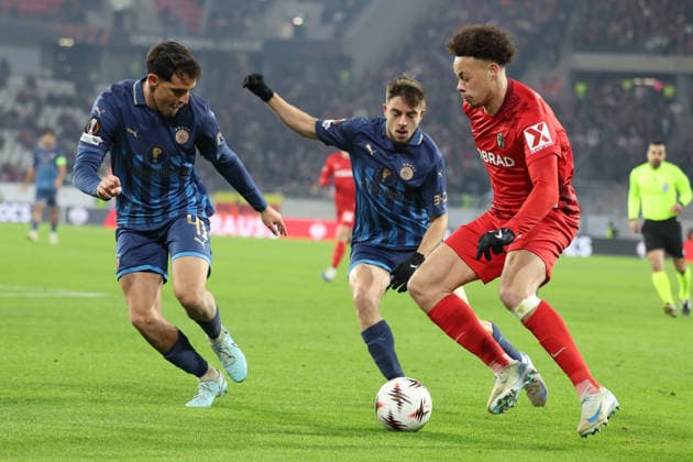 22.01.2026, xrekx, Fussball UEFA Europa League, SC Freiburg - Maccabi Tel Aviv v.l. Itay Ben Hamo (Maccabi Tel Aviv) Noam Ben Harush (Maccabi Tel Aviv) Derry Scherhant (SC Freiburg) Zweikampf, Aktion, action, battle for the ball (DFL DFB REGULATIONS PROHIBIT ANY USE OF PHOTOGRAPHS as IMAGE SEQUENCES and or QUASI-VIDEO) Freiburg