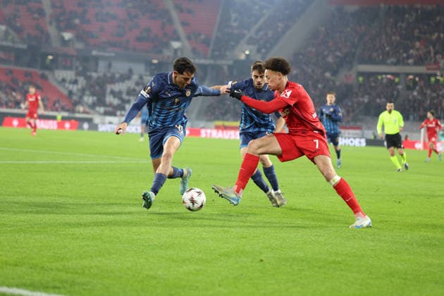 22.01.2026, xrekx, Fussball UEFA Europa League, SC Freiburg - Maccabi Tel Aviv v.l. Itay Ben Hamo (Maccabi Tel Aviv) Noam Ben Harush (Maccabi Tel Aviv) Derry Scherhant (SC Freiburg) Zweikampf, Aktion, action, battle for the ball (DFL DFB REGULATIONS PROHIBIT ANY USE OF PHOTOGRAPHS as IMAGE SEQUENCES and or QUASI-VIDEO) Freiburg