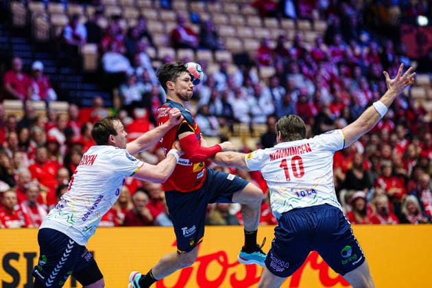 Sander Sagosen (Norwegen, 05), Alex Dujshebaev (Spanien, 10), Vetle Roenningen (Norwegen, 10) DEN, Spanien vs, Norwegen, Handball, EHF Europameisterschaft 2026, Hauptrunde, Spieltag 1, 22.01.2026 DEN, Spanien vs, Norwegen, Handball, EHF Europameisterschaft 2026, Hauptrunde, Spieltag 1, 22.01.2026 Herning Copyright: xEibner-Pressefoto MarcelxvonxFehrnx EP_MFN