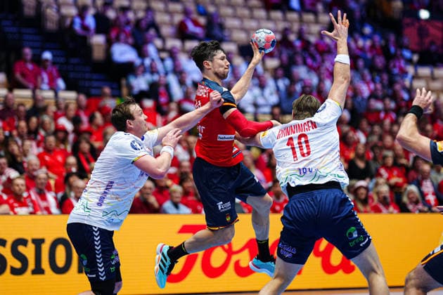 Sander Sagosen (Norwegen, 05), Alex Dujshebaev (Spanien, 10), Vetle Roenningen (Norwegen, 10) DEN, Spanien vs, Norwegen, Handball, EHF Europameisterschaft 2026, Hauptrunde, Spieltag 1, 22.01.2026 DEN, Spanien vs, Norwegen, Handball, EHF Europameisterschaft 2026, Hauptrunde, Spieltag 1, 22.01.2026 Herning Copyright: xEibner-Pressefoto MarcelxvonxFehrnx EP_MFN