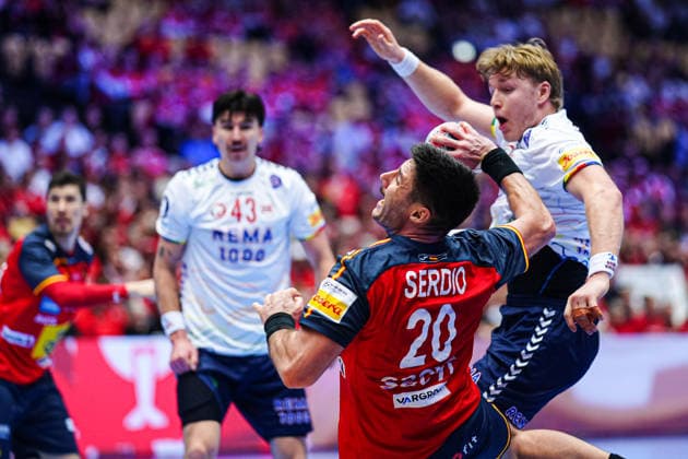 Wurf Tor Abel Serdio (Spanien, 20) DEN, Spanien vs, Norwegen, Handball, EHF Europameisterschaft 2026, Hauptrunde, Spieltag 1, 22.01.2026 DEN, Spanien vs, Norwegen, Handball, EHF Europameisterschaft 2026, Hauptrunde, Spieltag 1, 22.01.2026 Herning Copyright: xEibner-Pressefoto MarcelxvonxFehrnx EP_MFN