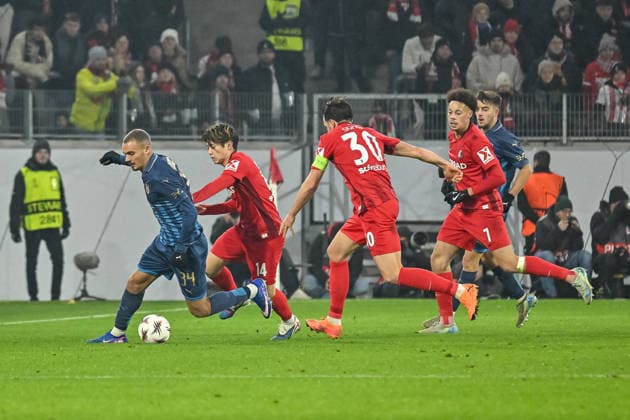 Saied Abu Farchi (Maccabi Tel Aviv FC, 34) am Ball und im Zweikampf mit Yuito Suzuki (SC Freiburg, 14), Christian Guenter (SC Freiburg, 30), Derry Scherhant (SC Freiburg, 07) GER, SC Freiburg - Maccabi Tel Aviv, Fussball, Europa League, 7. Spieltag, Saison 2025 2026, 22.01.2026 GER, SC Freiburg - Maccabi Tel Aviv, Fussball, Europa League, 7. Spieltag, Saison 2025 2026, 22.01.2026 Freiburg Copyright: xEibner-Pressefoto ThomasxHessx EP_THS