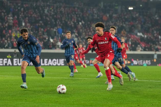 UEFA Europa League: SC Freiburg vs Maccabi Tel Aviv, 11.12.2026 Derry Scherhant (SC Freiburg, 7) mit dem Ball UEFA Europa League: SC Freiburg vs Maccabi Tel Aviv, Europa-Park-Stadion, 11.12.2026 Copyright: xBEAUTIFULxSPORTS Boscox