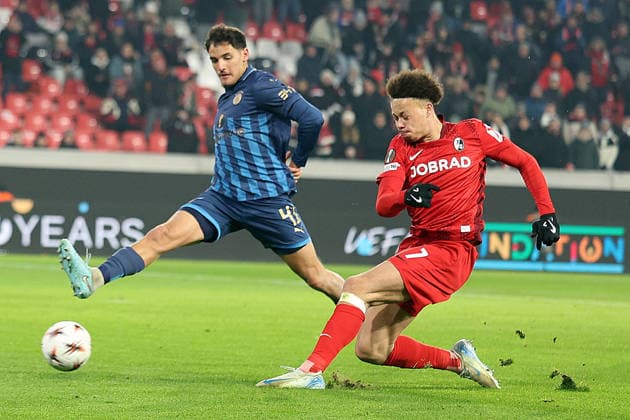22.01.2026, xrekx, Fussball UEFA Europa League, SC Freiburg - Maccabi Tel Aviv v.l. Itay Ben Hamo (Maccabi Tel Aviv) Derry Scherhant (SC Freiburg) Zweikampf, Aktion, action, battle for the ball (DFL DFB REGULATIONS PROHIBIT ANY USE OF PHOTOGRAPHS as IMAGE SEQUENCES and or QUASI-VIDEO) Freiburg