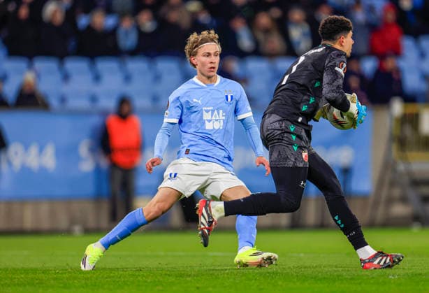 Malmö s Hugo Bolin challenges Crvena Zvezdas goalkeeper Matheus Magalhaes during Thursday s Uefa Europa League football match between Malmö FF and Crvena Zvezda at Eleda Stadium in Malmö, Sweden, January 22, 2026. MALMÖ SWEDEN x10600x
