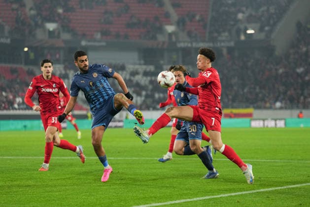 UEFA Europa League: SC Freiburg vs Maccabi Tel Aviv, 11.12.2026 Zweikampf zwischen Raz Shlomo (Maccabi Tel Aviv, 13) und Derry Scherhant (SC Freiburg, 7) UEFA Europa League: SC Freiburg vs Maccabi Tel Aviv, Europa-Park-Stadion, 11.12.2026 Copyright: xBEAUTIFULxSPORTS Boscox