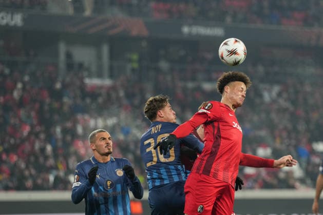 UEFA Europa League: SC Freiburg vs Maccabi Tel Aviv, 11.12.2026 Derry Scherhant (SC Freiburg, 7) mit einem Kopfball vor Itamar Noy (Maccabi Tel Aviv, 30) UEFA Europa League: SC Freiburg vs Maccabi Tel Aviv, Europa-Park-Stadion, 11.12.2026 Copyright: xBEAUTIFULxSPORTS Boscox