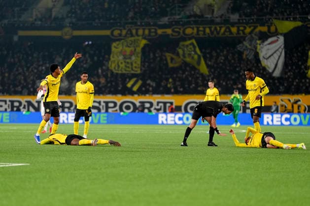 Schweiz: UEFA Europa League 2025 26, BSC Young Boys vs Olympique Lyonnais - Stadion Wankdorf, Bern: zwei Spieler von BSC Young Boys liegen gleichzeitig am Boden Bern Stadion Wankdorf Bern Schweiz Copyright: xKjetilxWaberx