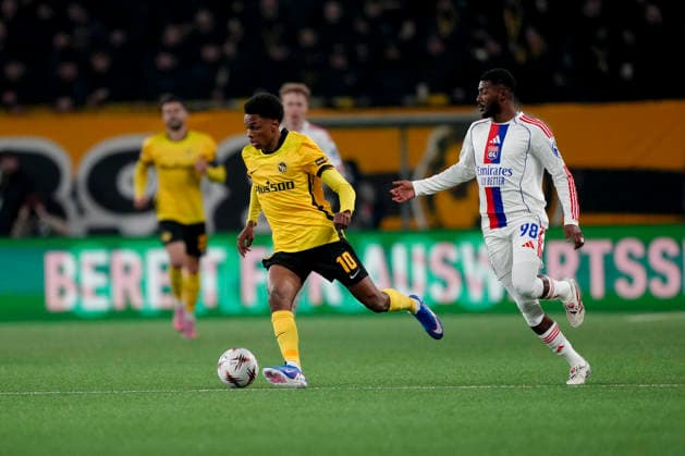 Schweiz: UEFA Europa League 2025 26, BSC Young Boys vs Olympique Lyonnais - Stadion Wankdorf, Bern: Alvyn Sanches (10 Young Boys) im Duell mit Ainsley Maitland-Niles (98 Lyon) Bern Stadion Wankdorf Bern Schweiz Copyright: xKjetilxWaberx