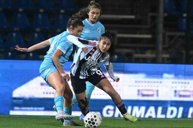 Chiara Beccari of Juventus FC competes for the ball with Tecla Pettenuzzo of Napoli Womenduring the Coppa Italia Femminile between Napoli Women vs Juventus FC :Agostino Gemito Live Photo  Copyright: xAgostinoxGemito IPAxSportx xipa-agency.netx xx IPA_70425073 IPA_Agency_IPA70425073