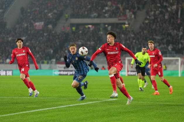 UEFA Europa League: SC Freiburg vs Maccabi Tel Aviv, 11.12.2026 Derry Scherhant (SC Freiburg, 7) auf dem Weg in den gegnerischen Sechzehner mit dem Ball UEFA Europa League: SC Freiburg vs Maccabi Tel Aviv, Europa-Park-Stadion, 11.12.2026 Copyright: xBEAUTIFULxSPORTS Boscox