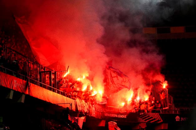 Schweiz: UEFA Europa League 2025 26, BSC Young Boys vs Olympique Lyonnais - Stadion Wankdorf, Bern: Fans von Olympique Lyonnais mit Fackeln und Pyrotechnik Bern Stadion Wankdorf Bern Schweiz Copyright: xKjetilxWaberx