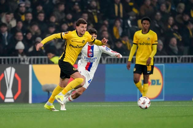 Schweiz: UEFA Europa League 2025 26, BSC Young Boys vs Olympique Lyonnais - Stadion Wankdorf, Bern: Darian Males (39 Young Boys) im Duell mit Kholis Merah (44 Lyon) Bern Stadion Wankdorf Bern Schweiz Copyright: xKjetilxWaberx