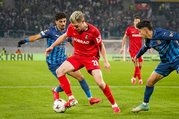Fussball UEFA Europa League 2025 26, 7. Spieltag - SC Freiburg vs Maccabi Tel Aviv - Europa-Park-Stadion (Freiburg): Matthias Ginter (SC Freiburg, 28) Copyright: xJOERANxSTEINSIEKx