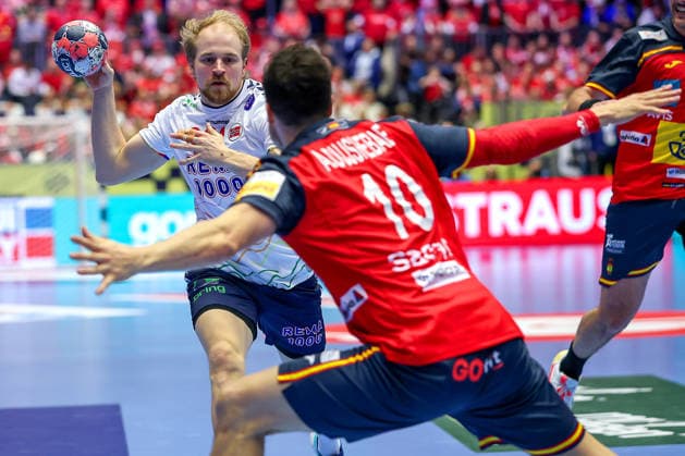 22.01.2026, Handball, Men s EHF EURO 2026, Spanien - Norwegen, Jyske Bank Boxen in Herning, Dänemark, Main Round: Magnus Fredriksen (Norway 29) im Zweikampf gegen Alex Dujshebaev Dovichebaeva (Espania 10) Dänemark