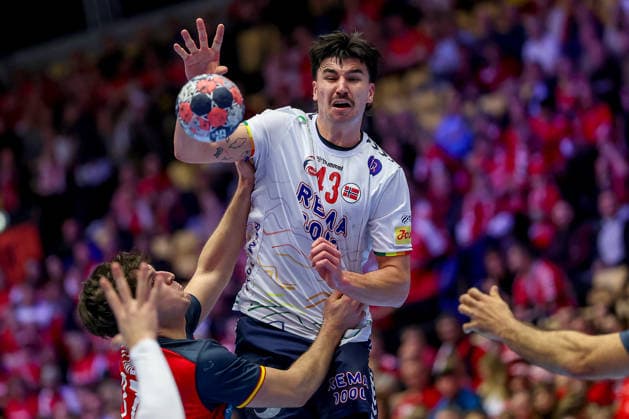 22.01.2026, Handball, Men s EHF EURO 2026, Spanien - Norwegen, Jyske Bank Boxen in Herning, Dänemark, Main Round: Simen Ulstad Lyse (Norway 43) im Zweikampf gegen Victor Romero Holguin (Espania 37) Dänemark