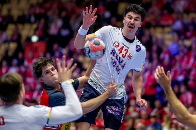 22.01.2026, Handball, Men s EHF EURO 2026, Spanien - Norwegen, Jyske Bank Boxen in Herning, Dänemark, Main Round: Simen Ulstad Lyse (Norway 43) im Zweikampf gegen Victor Romero Holguin (Espania 37) Dänemark