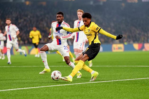 Schweiz: UEFA Europa League 2025 26, BSC Young Boys vs Olympique Lyonnais - Stadion Wankdorf, Bern: Alan Virginius (7 Young Boys) in Aktion gegen Clinton Mata (22 Lyon) Bern Stadion Wankdorf Bern Schweiz Copyright: xKjetilxWaberx