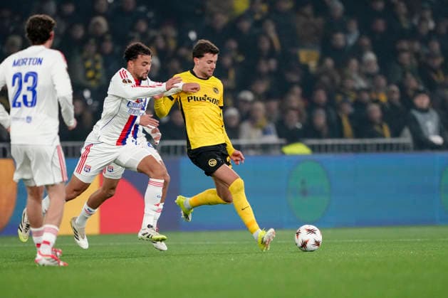 Schweiz: UEFA Europa League 2025 26, BSC Young Boys vs Olympique Lyonnais - Stadion Wankdorf, Bern: Darian Males (39 Young Boys) im Duell mit Justin Kluivert (21 Lyon) Bern Stadion Wankdorf Bern Schweiz Copyright: xKjetilxWaberx