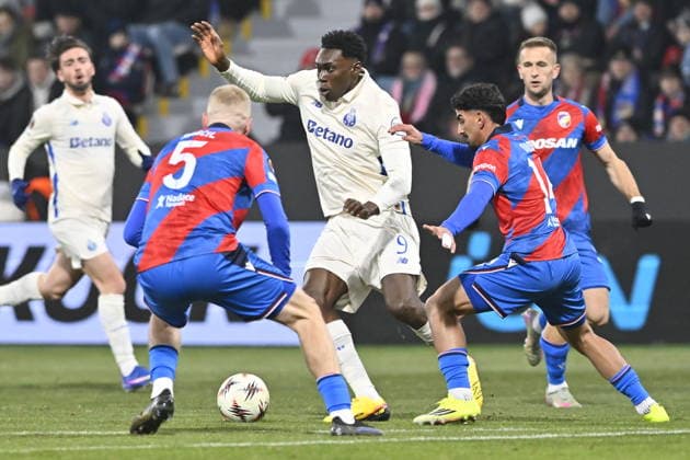 L-R Karel Spacil (Plzen), Diogo Costa (Porto) and Merchas Doski (Plzen) in action during the European League of 7th round match Viktoria Plzen vs FC Porto, Pilsen, Czech Republic, January 22, 2026. (CTKxPhoto MiroslavxChaloupka) CTKPhotoP2026012209409  CTKPhotoP2026012209409