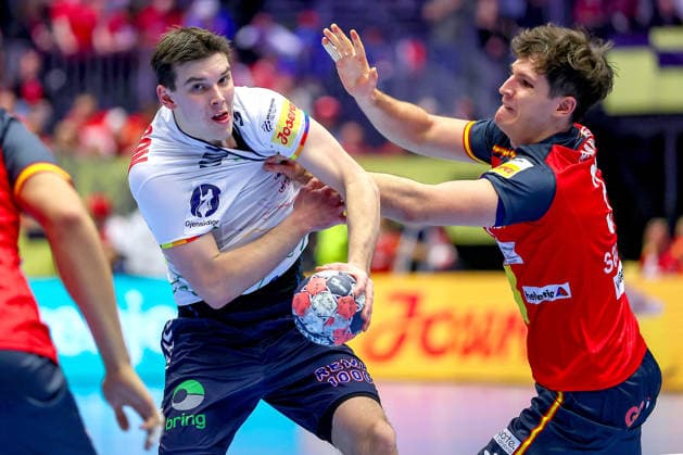 22.01.2026, Handball, Men s EHF EURO 2026, Spanien - Norwegen, Jyske Bank Boxen in Herning, Dänemark, Main Round: Patrick Helland Anderson (Norway 35) im Zweikampf gegen Daniel Dujshebaev Dovichebaeva (Espania 24) Dänemark