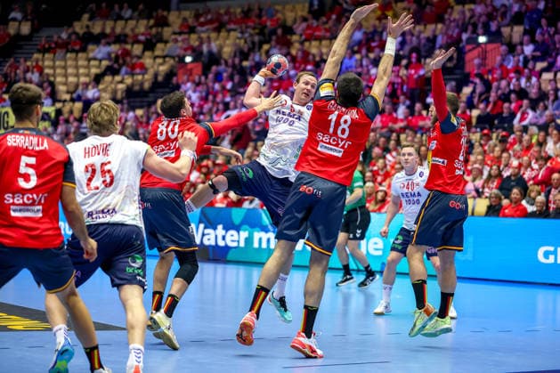 22.01.2026, Handball, Men s EHF EURO 2026, Spanien - Norwegen, Jyske Bank Boxen in Herning, Dänemark, Main Round: Sander Sagosen (Norway 05) im Zweikampf gegen Imanol Garciandia Alustiza (Espania 18) Abel Serdio Guntin (Espania 20) William Otto Aar (Norway 18) Dänemark