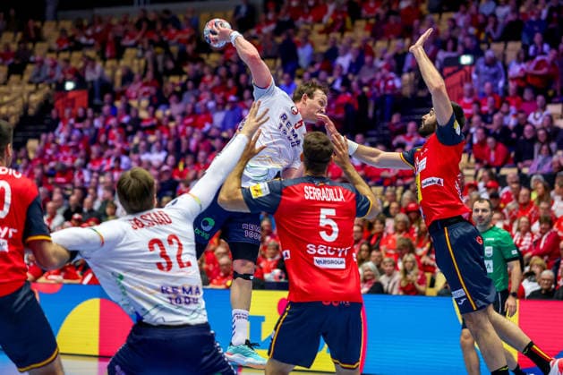 22.01.2026, Handball, Men s EHF EURO 2026, Spanien - Norwegen, Jyske Bank Boxen in Herning, Dänemark, Main Round: Sander Sagosen (Norway 05) im Zweikampf gegen Antonio Serradilla Cuenca (Espania 05) Imanol Garciandia Alustiza (Espania 18) Dänemark