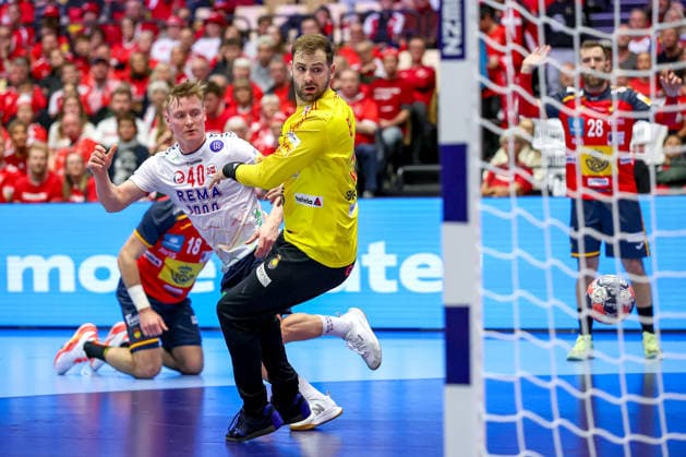 22.01.2026, Handball, Men s EHF EURO 2026, Spanien - Norwegen, Jyske Bank Boxen in Herning, Dänemark, Main Round: August Baskar Pedersen (Norway 40) wurft auf das Tor von Ignacio Biosca Garcia (Espania 53) Dänemark *** 22 01 2026, Handball, Men s EHF EURO 2026, Spain Norway, Jyske Bank Boxen in Herning, Denmark, Main Round August Baskar Pedersen Norway 40 throws on the goal of Ignacio Biosca Garcia Espania 53 Denmark