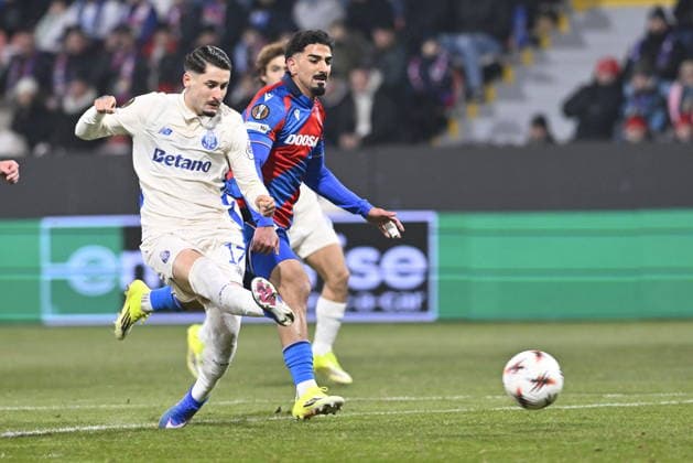 L-R Borja Sainz (Porto) and Merchas Doski (Plzen) in action during the European League of 7th round match Viktoria Plzen vs FC Porto, Pilsen, Czech Republic, January 22, 2026. (CTKxPhoto MiroslavxChaloupka) CTKPhotoP2026012209427  CTKPhotoP2026012209427