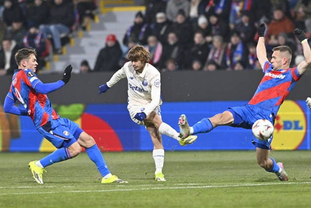 L-R Denis Visinsky (Plzen), Nehuen Perez (Porto) and Amar Memic (Plzen) in action during the European League of 7th round match Viktoria Plzen vs FC Porto, Pilsen, Czech Republic, January 22, 2026. (CTKxPhoto MiroslavxChaloupka) CTKPhotoP2026012209460  CTKPhotoP2026012209460