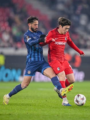 Sagiv Jehezkel (Maccabi Tel-Aviv FC) und Yuito Suzuki (SC Freiburg) battle for the ball during the UEFA Europa League 2025 26 League Phase MD7 match between SC Freiburg and Maccabi Tel-Aviv FC at Stadion am Wolfswinkel on January 22, 2026 in Freiburg im Breisgau, Germany. (Photo by Harry Langer DeFodi Images) -