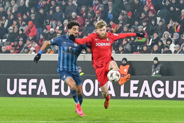 Roy Revivo (Maccabi Tel Aviv FC, 03) im Duell mit Niklas Beste (SC Freiburg, 19) am Ball. GER, SC Freiburg - Maccabi Tel Aviv, Fussball, Europa League, 7. Spieltag, Saison 2025 2026, 22.01.2026 GER, SC Freiburg - Maccabi Tel Aviv, Fussball, Europa League, 7. Spieltag, Saison 2025 2026, 22.01.2026 Freiburg Copyright: xEibner-Pressefoto ThomasxHessx EP_THS