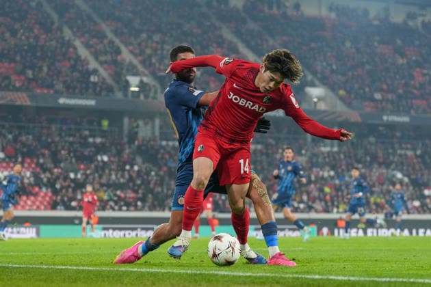 Yuito Suzuki (SC Freiburg, 14) im Zweikampf , Deutschland, Fussball, UEFA Europa League, 7.Spieltag, Ligaphase, 2025 2026, SC Freiburg vs. Maccabi Tel Aviv, 22.01.2026, Europa-Park Stadion, Freiburg, Deutschland Freiburg Europa-Park Stadion Baden-Württemberg Deutschland Copyright: xArnexAmbergx