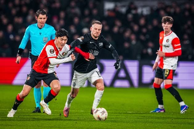 ROTTERDAM , 22-01-2026 , Stadium Feijenoord de Kuip , season 2025 2026 , UEFA Europa League football , match between Feyenoord - Sturm Graz , SK Sturm Graz player Tomi Horvat and Feyenoord player Tsuyoshi Watanabe Feyenoord - Sturm Graz  x200999488x Copyright: