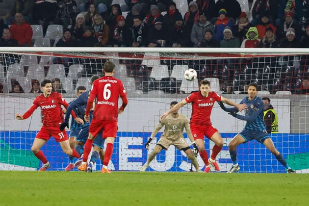 Im Strafraum von Maccabi Tel Aviv , Deutschland, Fussball, UEFA Europa League, 7. Spieltag, 2025 2026, SC Freiburg vs. Maccabi Tel Aviv, Europa-Park Stadion, Freiburg im Breisgau, 22.01.2026 Freiburg im Breisgau Europa-Park Stadion Deutschland Copyright: xGrantxHubbsx