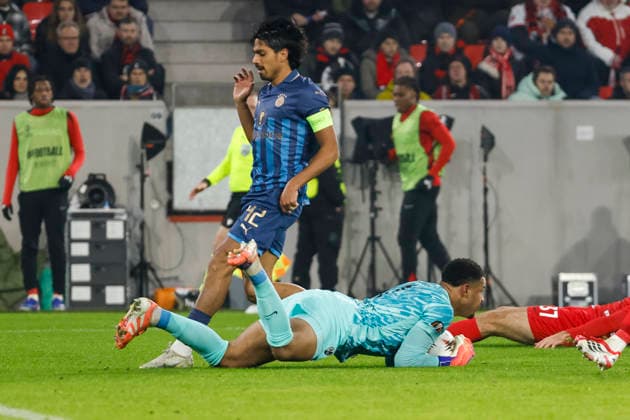Dor Peretz (Maccabi Tel Aviv, 42) und Noah Atubolu (SC Freiburg, 01) , Deutschland, Fussball, UEFA Europa League, 7. Spieltag, 2025 2026, SC Freiburg vs. Maccabi Tel Aviv, Europa-Park Stadion, Freiburg im Breisgau, 22.01.2026 Freiburg im Breisgau Europa-Park Stadion Deutschland Copyright: xGrantxHubbsx