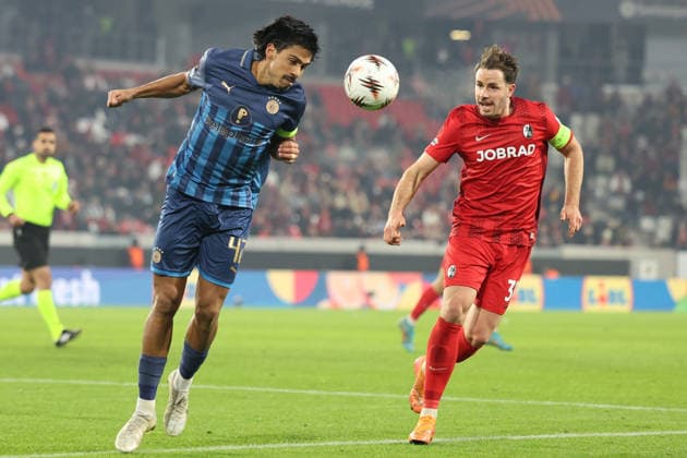 22.01.2026, xrekx, Fussball UEFA Europa League, SC Freiburg - Maccabi Tel Aviv v.l. Dor Peretz (Maccabi Tel Aviv) Christian Günter Guenter (SC Freiburg) (DFL DFB REGULATIONS PROHIBIT ANY USE OF PHOTOGRAPHS as IMAGE SEQUENCES and or QUASI-VIDEO) Freiburg