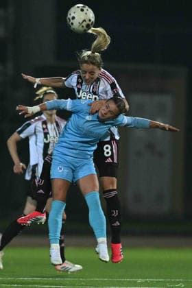 Martina Rosucci of Juventus FC competes for the ball with Kinga Kozak of Napoli Women during the Coppa Italia Femminile between Napoli Women vs Juventus FC :Agostino Gemito Live Photo  Copyright: xAgostinoxGemito IPAxSportx xipa-agency.netx xx IPA_70425850 IPA_Agency_IPA70425850