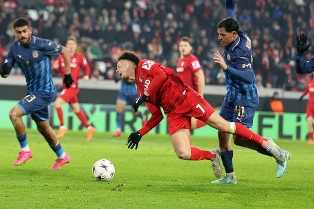 22.01.2026, xrekx, Fussball UEFA Europa League, SC Freiburg - Maccabi Tel Aviv v.l. Derry Scherhant (SC Freiburg) Itay Ben Hamo (Maccabi Tel Aviv) Zweikampf, Aktion, action, battle for the ball (DFL DFB REGULATIONS PROHIBIT ANY USE OF PHOTOGRAPHS as IMAGE SEQUENCES and or QUASI-VIDEO) Freiburg
