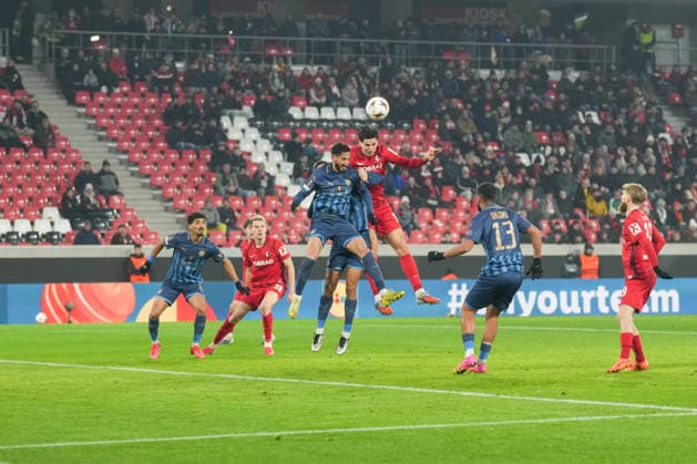 UEFA Europa League: SC Freiburg vs Maccabi Tel Aviv, 11.12.2026 Igor Matanovic (SC Freiburg, 31) mit einem Kopfball UEFA Europa League: SC Freiburg vs Maccabi Tel Aviv, Europa-Park-Stadion, 11.12.2026 Copyright: xBEAUTIFULxSPORTS Boscox