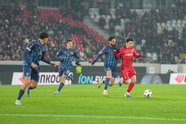 UEFA Europa League: SC Freiburg vs Maccabi Tel Aviv, 11.12.2026 Yuito Suzuki (SC Freiburg, 14) mit dem Ball und Dor Peretz (Maccabi Tel Aviv, 42) hinterher UEFA Europa League: SC Freiburg vs Maccabi Tel Aviv, Europa-Park-Stadion, 11.12.2026 Copyright: xBEAUTIFULxSPORTS Boscox