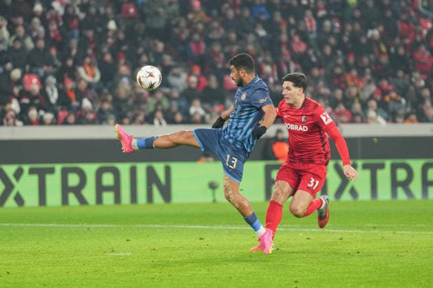 UEFA Europa League: SC Freiburg vs Maccabi Tel Aviv, 11.12.2026 Raz Shlomo (Maccabi Tel Aviv, 13) der den Ball in der Luft mit dem Fuß holt UEFA Europa League: SC Freiburg vs Maccabi Tel Aviv, Europa-Park-Stadion, 11.12.2026 Copyright: xBEAUTIFULxSPORTS Boscox