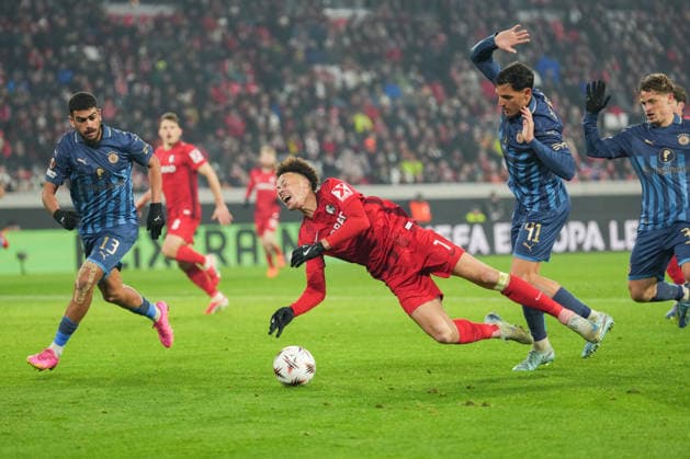 UEFA Europa League: SC Freiburg vs Maccabi Tel Aviv, 11.12.2026 Zweikampf zwischen Itay Ben Hamo (Maccabi Tel Aviv, 41) und Derry Scherhant (SC Freiburg, 7) UEFA Europa League: SC Freiburg vs Maccabi Tel Aviv, Europa-Park-Stadion, 11.12.2026 Copyright: xBEAUTIFULxSPORTS Boscox