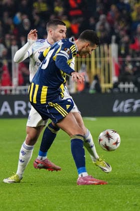 ISTANBUL, TURKEY - JANUARY 22: Ismail Yuksek of Fenerbahce and Emi Buendia of Aston Villa during the UEFA Europa League 2025 26 League Phase MD7 match between Fenerbahce SK and Aston Villa FC at Fenerbahce Sükrü Saracoglu Spor Kompleksi Chobani Stadium on January 22, 2026 in Istanbul, Turkey. Istanbul Turkey Copyright: xSeskimphotox FBahce-AVilla-220126 (38)