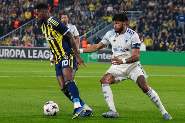 ISTANBUL, TURKEY - JANUARY 22: Jhon Duran (L) of Fenerbahce and Tyrone Mings (R) of Aston Villa battle for the ball during the UEFA Europa League 2025 26 League Phase MD7 match between Fenerbahce SK and Aston Villa FC at Fenerbahce Sükrü Saracoglu Spor Kompleksi Chobani Stadium on January 22, 2026 in Istanbul, Turkey. Istanbul Turkey Copyright: xSeskimphotox FBahce-AVilla-220126 (47)