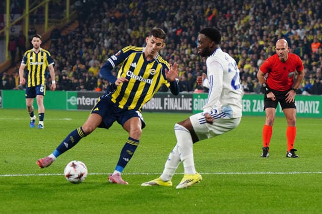 ISTANBUL, TURKEY - JANUARY 22: Mert Muldur (L) of Fenerbahce and Lamar Bogarde of Aston Villa battle for the ball during the UEFA Europa League 2025 26 League Phase MD7 match between Fenerbahce SK and Aston Villa FC at Fenerbahce Sükrü Saracoglu Spor Kompleksi Chobani Stadium on January 22, 2026 in Istanbul, Turkey. Istanbul Turkey Copyright: xSeskimphotox FBahce-AVilla-220126 (49)