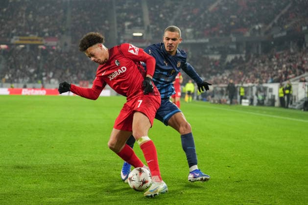 UEFA Europa League: SC Freiburg vs Maccabi Tel Aviv, 11.12.2026 Zweikampf zwischen Sayed Abu Farkhi (Maccabi Tel Aviv, 34) und Derry Scherhant (SC Freiburg, 7) UEFA Europa League: SC Freiburg vs Maccabi Tel Aviv, Europa-Park-Stadion, 11.12.2026 Copyright: xBEAUTIFULxSPORTS Boscox