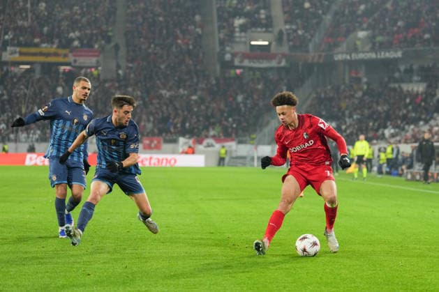 UEFA Europa League: SC Freiburg vs Maccabi Tel Aviv, 11.12.2026 Zweikampf zwischen Noam Ben Harush (Maccabi Tel Aviv, 21) und Derry Scherhant (SC Freiburg, 7) UEFA Europa League: SC Freiburg vs Maccabi Tel Aviv, Europa-Park-Stadion, 11.12.2026 Copyright: xBEAUTIFULxSPORTS Boscox