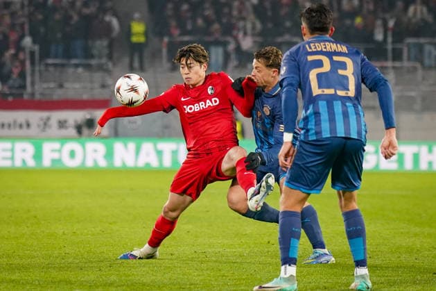 Fussball UEFA Europa League 2025 26, 7. Spieltag - SC Freiburg vs Maccabi Tel Aviv - Europa-Park-Stadion (Freiburg): Yuito Suzuki (SC Freiburg, 14) Copyright: xJOERANxSTEINSIEKx