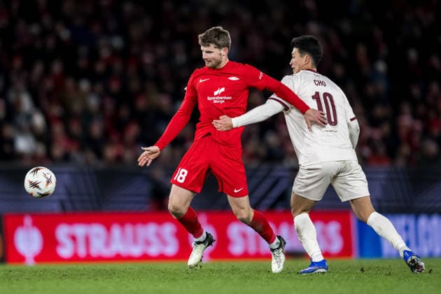 260122 Jacob Sorensen of Brann and Guesung Cho of Midtjylland during the UEFA Europa League football match between Brann and Midtjylland on January 22, 2026 in Bergen. Photo: Marius Simensen BILDBYRAN COP 238 MM0054 bbeng fotboll football soccer fotball uefa europa league brann midtjylland Copyright: MARIUSxSIMENSEN BB260122ZZ016